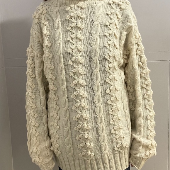 handmade vintage off white  neck cable stitch flower knit, XL unisex sweater - Picture 6 of 7